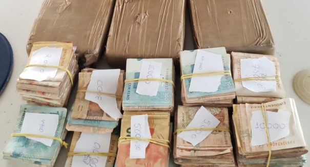 PRF apreende dinheiro e cocaína em painel de veículo