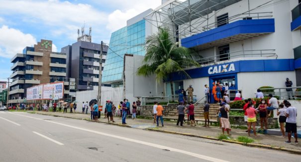 Governo estuda pagar mais dois meses do auxílio emergencial de R$ 600