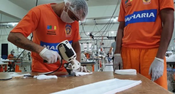 Internos fabricam mais de 300 mil máscaras no Maranhão