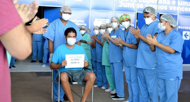 “Eu nasci de novo”, diz primeiro paciente do Hospital de Campanha ao receber alta