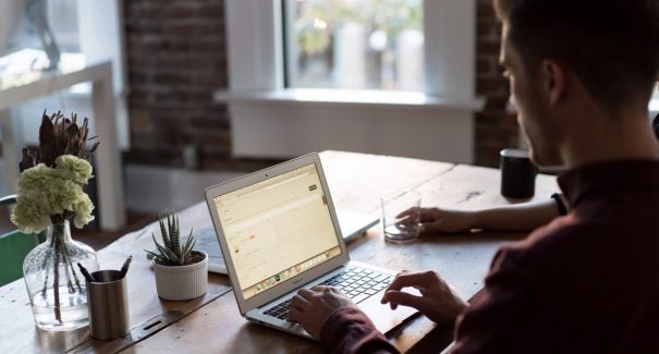 Home office no Brasil está com os dias contados, diz estudo