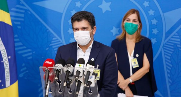 Brasil tem 881 mortes registradas em 24h e chega a 12,4 mil
