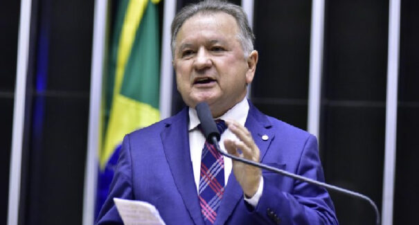 Câmara aprova MP que reajusta salário mínimo e amplia faixa de isenção do IR