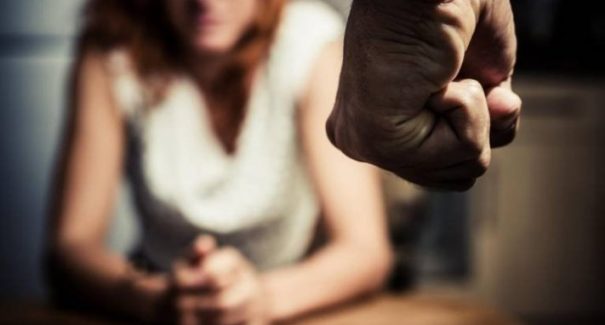 Homem é preso após agredir companheira com socos e pontapés