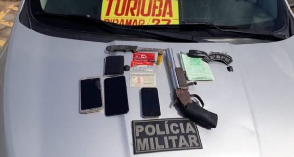 Assaltantes que roubaram carro e fizeram passageiros de reféns são presos pela polícia