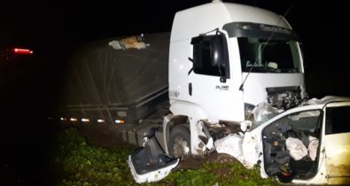Colisão entre carro e caminhão deixa duas pessoas mortas na BR 316