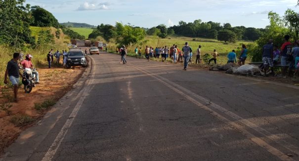 Caminhão boiadeiro tomba e condutor morre na BR-222