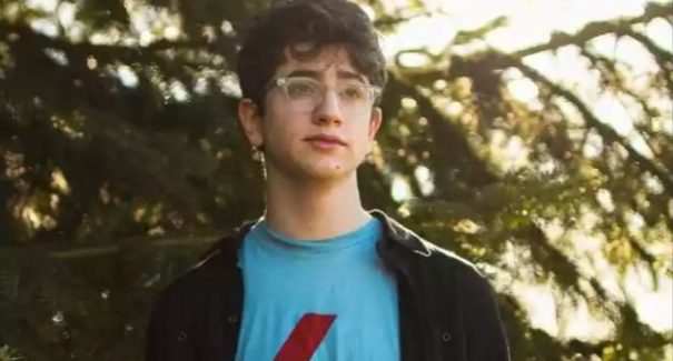 Aluno de 17 anos cria monitor de covid-19 e recusa oferta de US$ 8 milhões