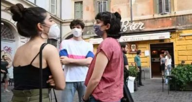 Homem é multado em mais de R$ 2 mil por abraçar namorada na rua