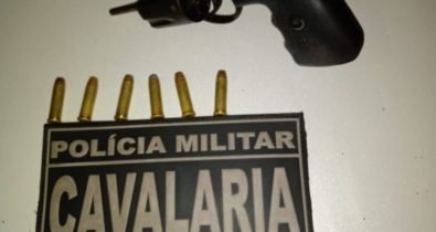 Policiais da Cavalaria prendem homem por porte ilegal de arma de fogo