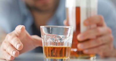 Põe a live e traz o copo!: consumo de álcool aumenta durante quarentena