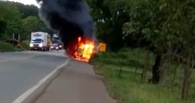 Ambulância que transportava criança pega fogo