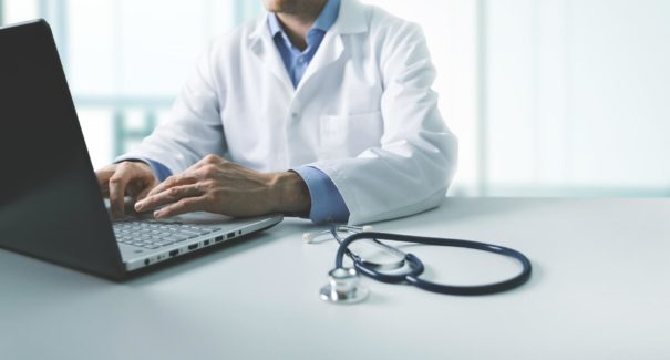 CFM lança plataforma para denúncias de exercício ilegal da medicina