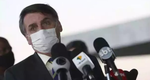 Compra de seringas está suspensa até preços voltarem ao normal, afirma Bolsonaro