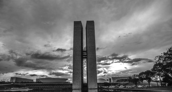 Congresso Nacional decreta luto de três dias por mortes por covid-19