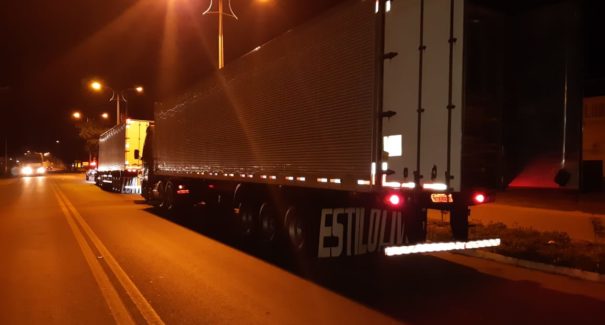 PRF apreende duas carretas carregadas de madeira irregular