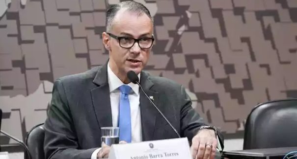 Presidente da Anvisa, que já foi a ato com Bolsonaro, está com coronavírus