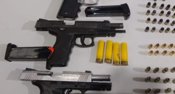 Polícia apreende três pistolas após confronto com facção