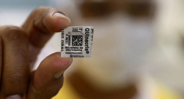 Teste com hidroxicloroquina deve recomeçar após aprovação britânica