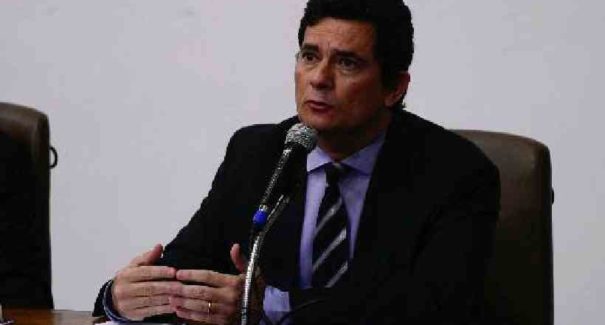 Moro assiste ao vídeo e fontes dizem que é bastante revelador