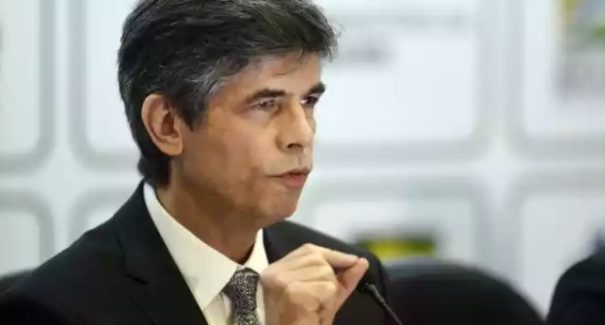 Troca de comando mais uma vez na Saúde é preocupante, dizem analistas