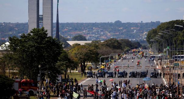Manifestações pró e contra governo são registradas neste domingo