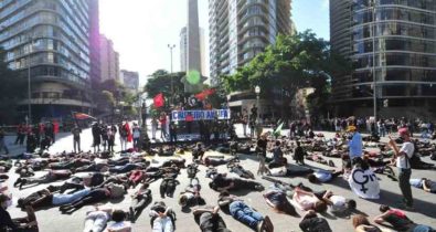 ‘Recua, racista, recua’, gritam manifestantes em ato na Praça Sete