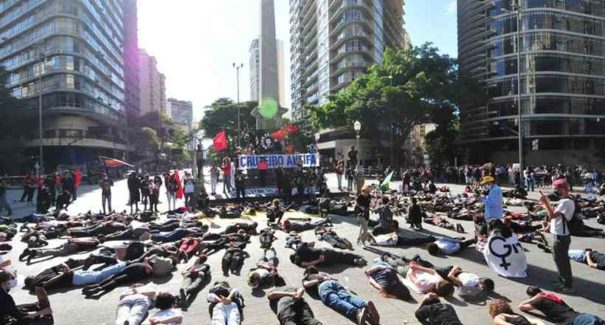 ‘Recua, racista, recua’, gritam manifestantes em ato na Praça Sete