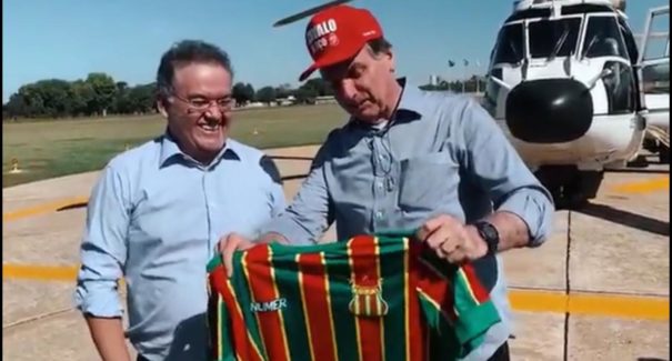 “Eu tenho muita esperança que o Maranhão abandone o comunismo”, diz Bolsonaro ao lado de Roberto Rocha