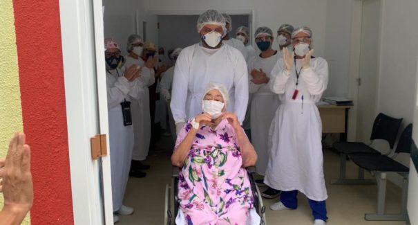 Paciente de Covid-19 mais idosa do Maranhão recebe alta em Imperatriz