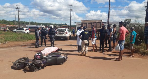 Colisão entre motociclista e caçamba deixa uma pessoa morta na BR-135