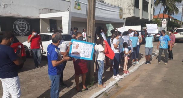 Parentes do suspeito de assassinar Diogo Sarney realizam protesto em frente a SHPP