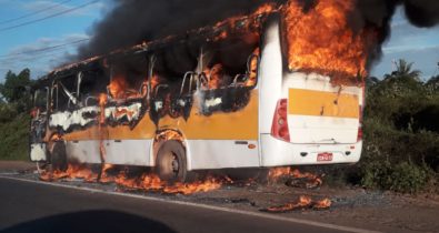 Micro-ônibus pega fogo na BR-135 na manhã desta terça