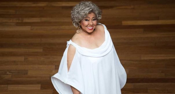 Alcione desembarca no Maranhão para receber homenagem e faz visita ao governador