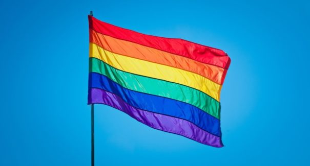 Orgulho LGBTQI+: Saiba o significado das cores da bandeira