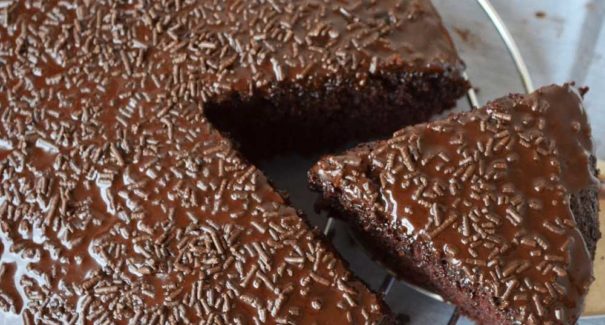 Bolo de chocolate cremoso no liquidificador