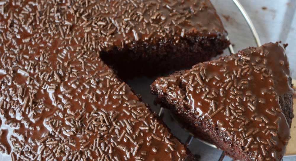 Aprenda a fazer bolo de chocolate com recheio de ninho