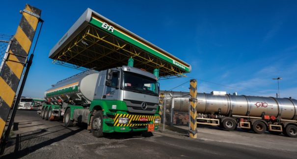 Caminhoneiros começam a receber benefício emergencial nesta terça