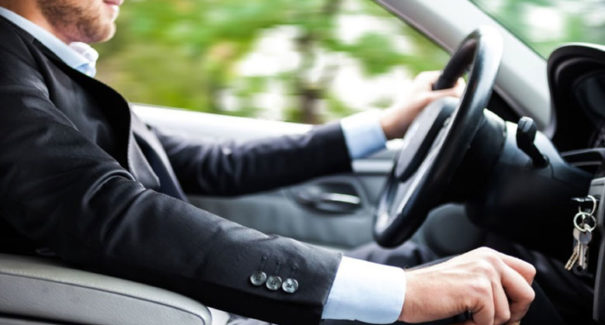 Pegar a estrada com o carro em ponto morto realmente economiza?