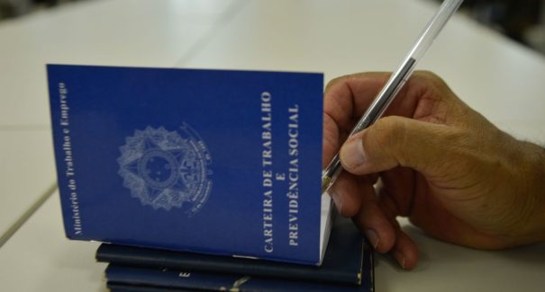 Dados apontam que desemprego segue em queda e chega a 8,3% em outubro