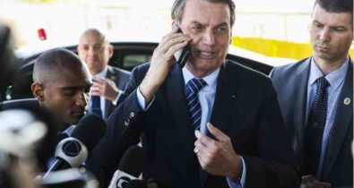 Bolsonaro sugere que parlamentares tirem do próprio bolso auxílio de R$ 600