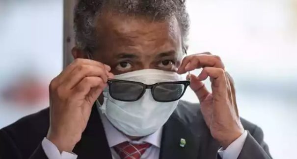 Mundo está em ‘fase perigosa’ da pandemia com o desconfinamento, alerta OMS