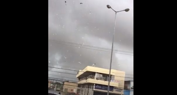 ‘Tesoura de vento’ quebra vidraças, derruba placas e deixa mais estragos em tarde de chuva na capital maranhense