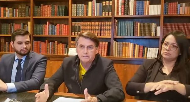 Durante live, Bolsonaro diz que manifestantes contrários são “terroristas”