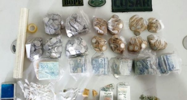 Suspeitos de tráfico de drogas são presos na praia do Mangue Seco, na Raposa