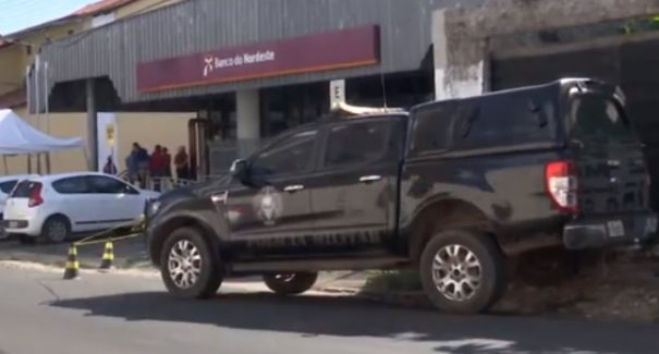 Bandidos fazem gerente de banco refém e fogem com dinheiro em Caxias