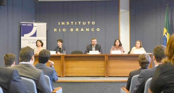 Saiba como se tornar um diplomata no Brasil e ganhar R$ 19 mil