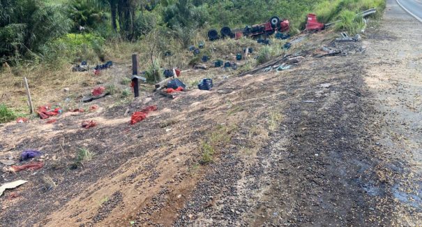 Caminhão carregado de açaí capota e deixa dois mortos na BR-222