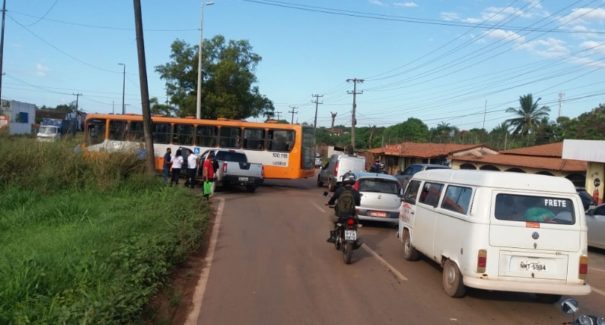 Caminhonete e ônibus colidem na BR-135, em São Luís