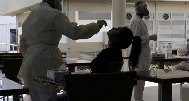 Curva de casos confirmados de covid-19 volta a subir no Brasil